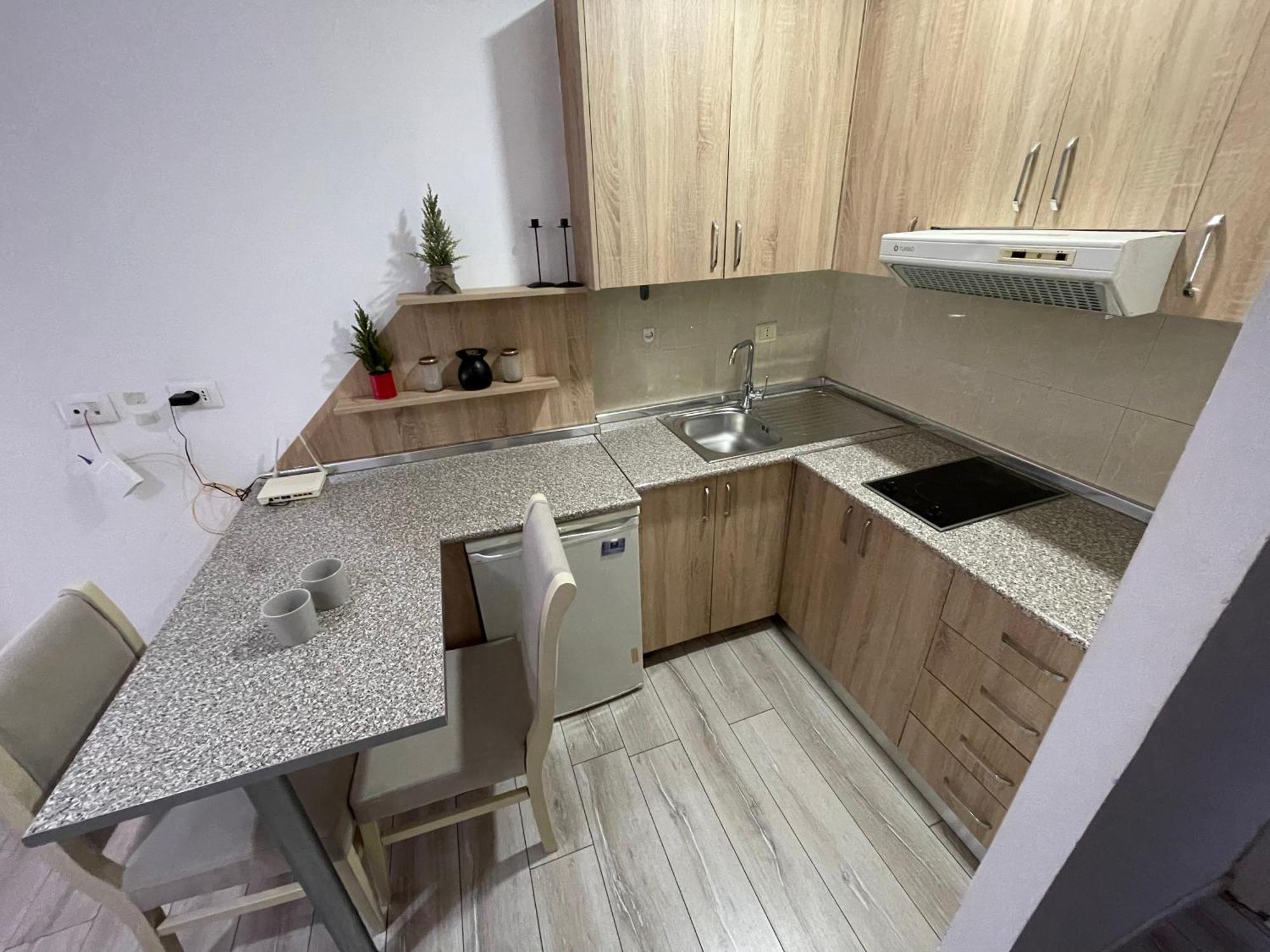 Downtown Modern Studio Apartment 地拉那 外观 照片